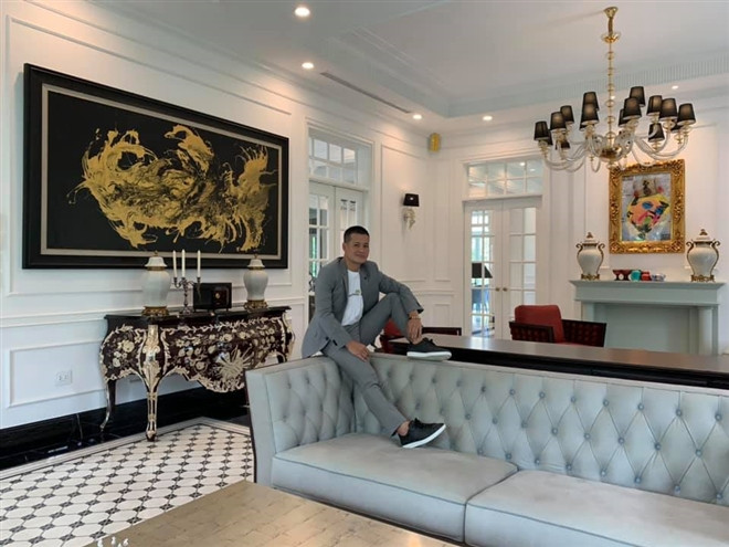 Đạo diễn Việt Tú trong một góc nhà với những khoảng trang trí tinh xảo, nhiều giá trị nghệ thuật.