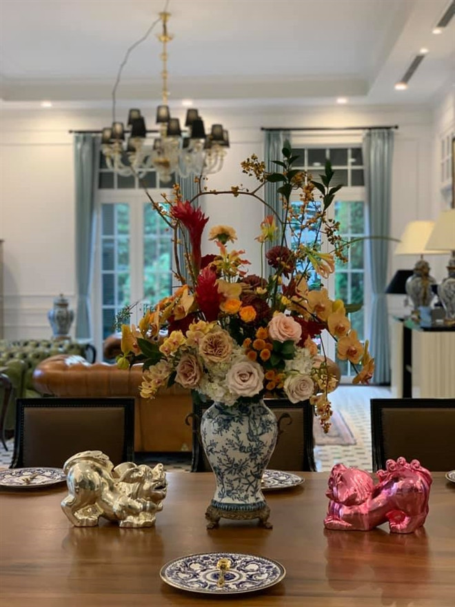 Những lọ hoa và những tác phẩm nghệ thuật được Việt Tú sưu tập, trưng bày khắp không gian sống.