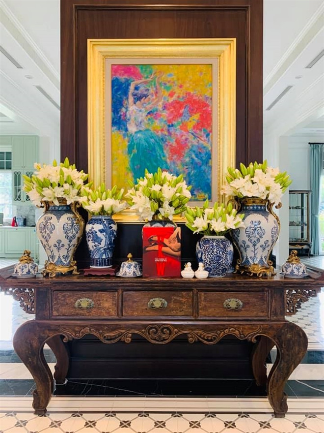 Việt Tú mê tranh. Nhà anh có những không gian trang trí đậm đà bản sắc Việt.