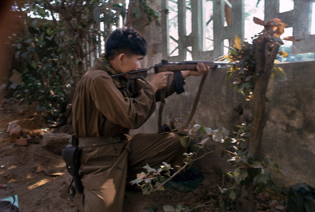 Một chiến sĩ Giải phóng nã đạn vào kẻ thù bằng khẩu M1A1 Carbine (phiên bản dành cho lính dù Mỹ của khẩu M1 Carbine) trong trận chiến ở Huế tháng 2/1968.