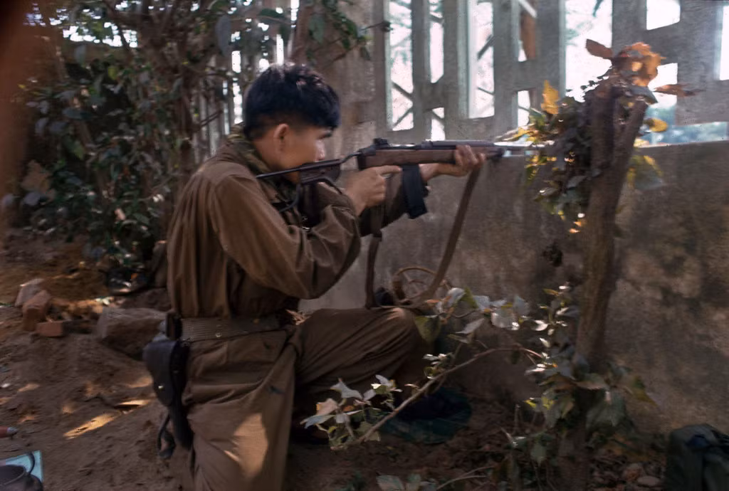 Một chiến sĩ Giải phóng nã đạn vào kẻ thù bằng khẩu M1A1 Carbine (phiên bản dành cho lính dù Mỹ của khẩu M1 Carbine) trong trận chiến ở Huế tháng 2/1968.