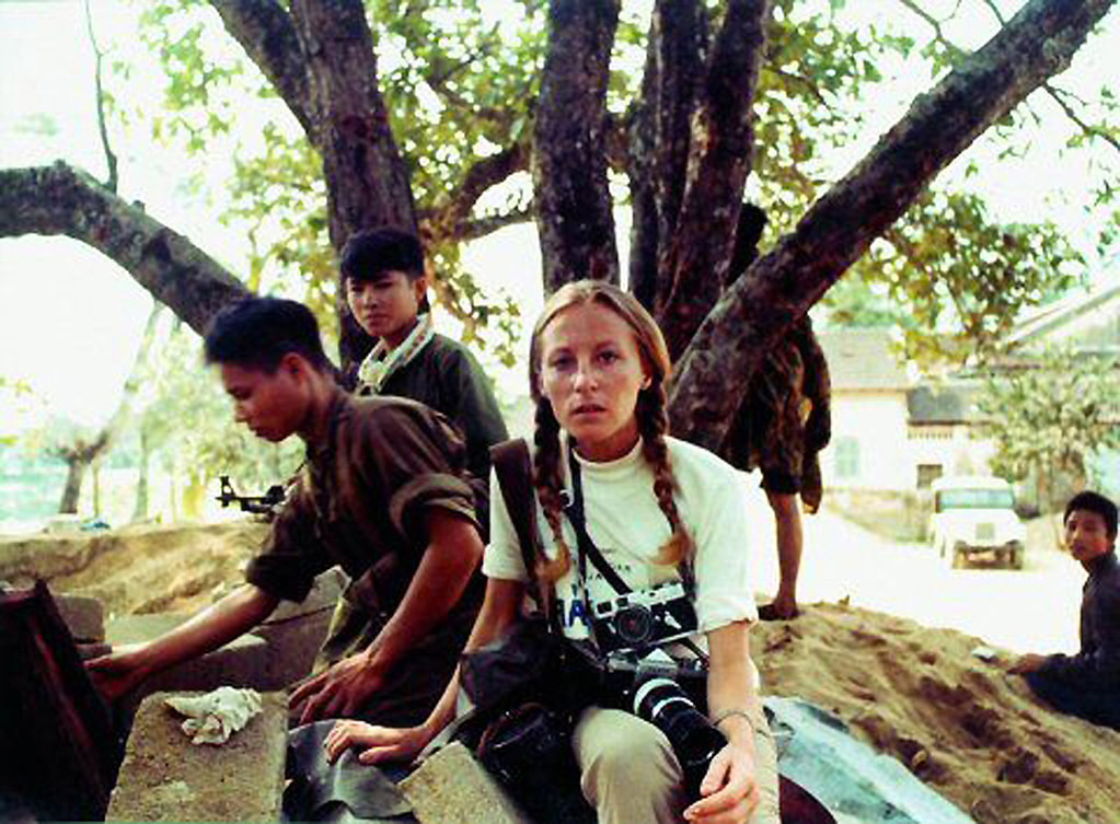 Nữ phóng viên Catherine Leroy và các chiến sĩ Giải phóng ở Huế. Cô là phóng viên ảnh hiếm hoi, thậm chí có thể là duy nhất của phương Tây, tác nghiệp giữa hàng ngũ lực lượng Giải phóng trong trận Mậu Thân 1968.