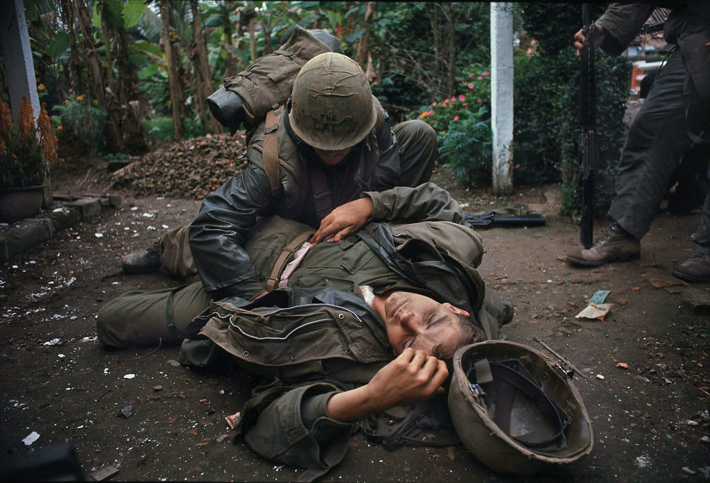 Catherine Leroy cũng có nhiều bức ảnh ghi lại tình cảnh khốn đốn của lính Mỹ trên chiến trường Huế 1968.