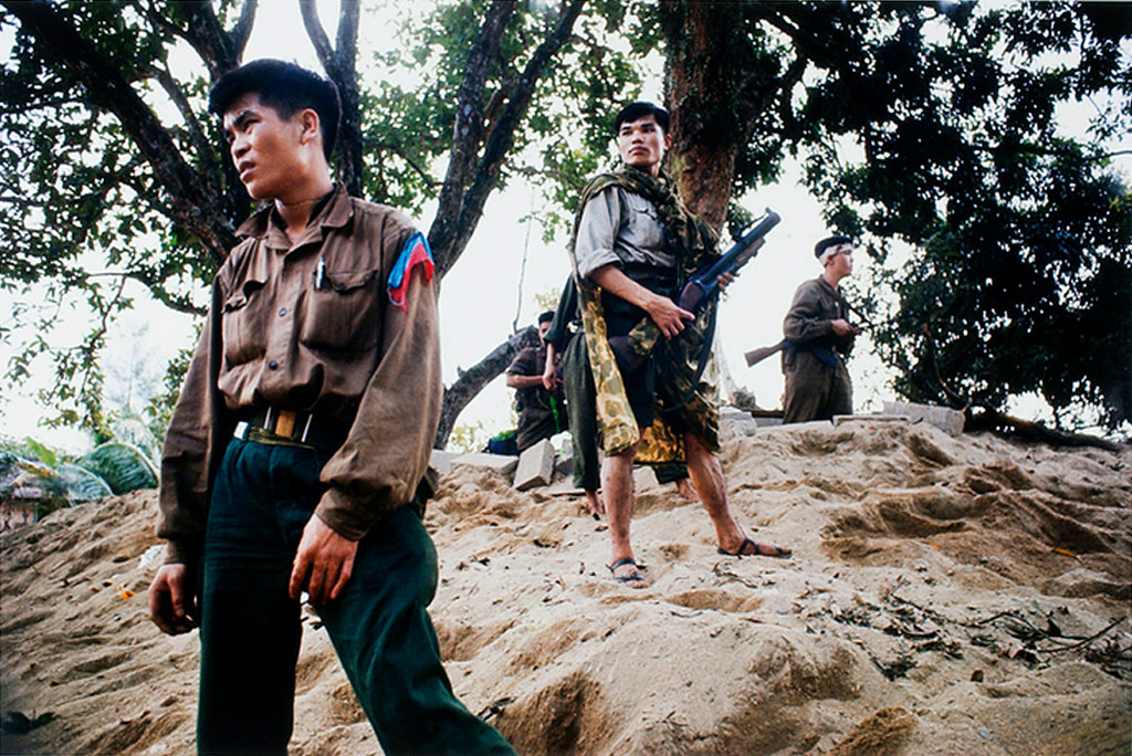 Các chiến sĩ Giải phóng canh giữ một vị trí tại nhà thờ Chính tòa Huế trong những ngày đầu của trận Mậu Thân 1968 ở Huế. Một chiến sĩ cầm trong tay súng phóng lựu M-79 của Mỹ. Ảnh của nữ phóng viên Pháp Catherine Leroy (1944-2006)