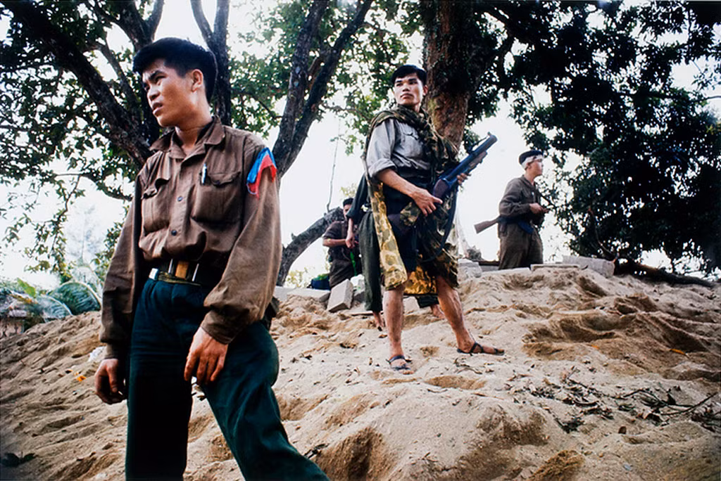 Các chiến sĩ Giải phóng canh giữ một vị trí tại nhà thờ Chính tòa Huế trong những ngày đầu của trận Mậu Thân 1968 ở Huế. Một chiến sĩ cầm trong tay súng phóng lựu M-79 của Mỹ. Ảnh của nữ phóng viên Pháp Catherine Leroy (1944-2006)