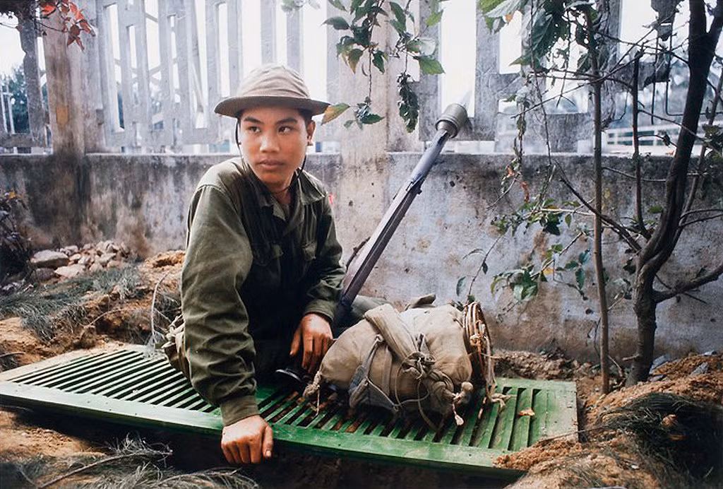 Người lính trẻ trực chiến với súng chống tăng B40, chiến trường Huế 1968.