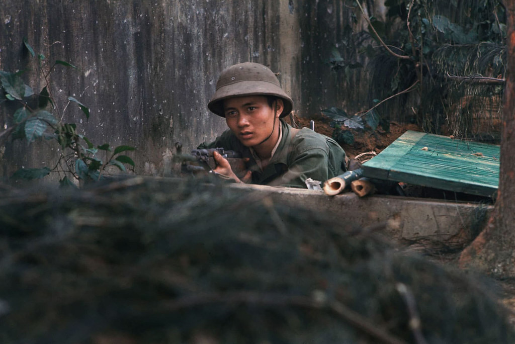 Người lính trẻ chắc tay súng tại vị trí chiến đấu của mình trên chiến trường Huế thời điểm khốc liệt nhất.