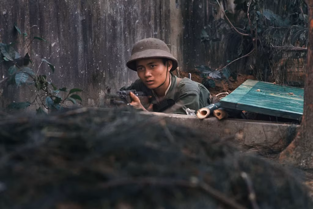 Người lính trẻ chắc tay súng tại vị trí chiến đấu của mình trên chiến trường Huế thời điểm khốc liệt nhất.
