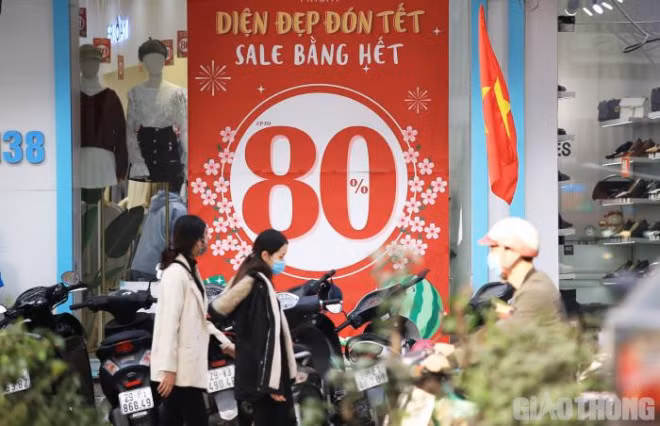 Sản phẩm giảm giá chủ yếu là quần áo, giày, dép với nhiều cách "giật tít" hấp dẫn trên băng rôn như "Diện đẹp đón Tết - sale bằng hết"; "Về nhà ăn Tết - còn gì sale hết"...