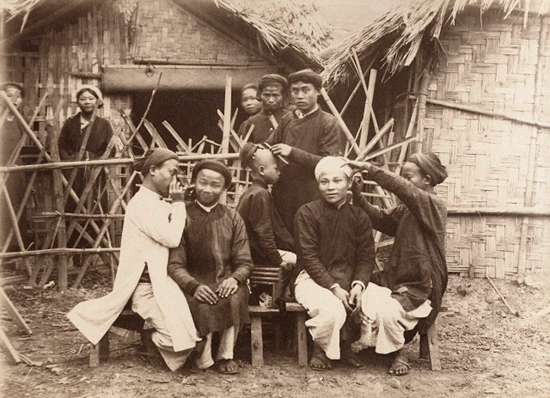 Hớt tóc, lấy ráy tai dạo là một nghề khá phổ biến ở Việt Nam xưa. Những người làm nghề này rong ruổi trên khắp các ngã đường với hành trang gọn nhẹ, sẵn sàng phục vụ cho bất cứ du khách nào có nhu cầu với giá rất bình dân.