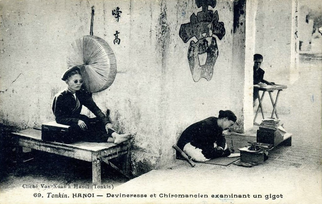 Xem bói dạo là một nghề thu hút khá nhiều người tham gia ở Việt Nam một thế kỷ trước. Người xem bói dạo thường ngồi ở lối vào các đền, chùa để xem số, đoán mệnh cho khách bằng nhiều cách khác nhau. Ngày nay nghề xem bói vẫn còn, nhưng không còn công khai và phổ biến như xưa.