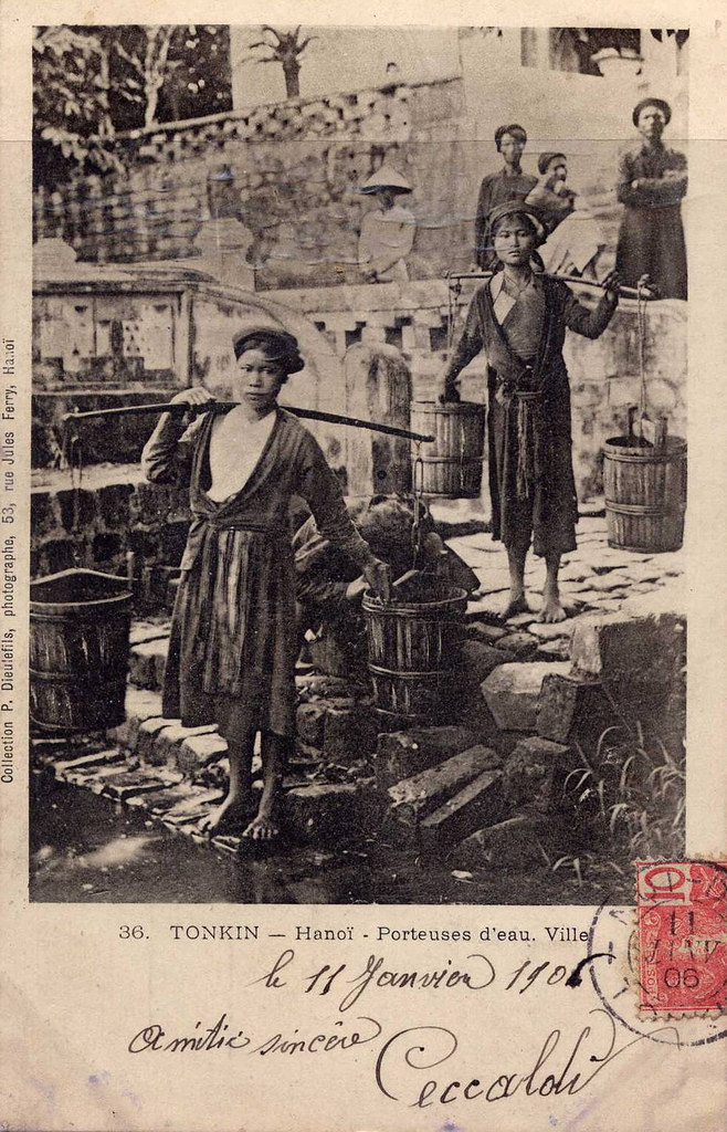 Vào thời mà nguồn nước sinh hoạt chủ yếu được lấy từ giếng, sông hồ, gánh nước thuê là một nghề nghiệp ổn định của nhiều người. Vợi sự phát triển của hệ thống nước máy, chỉ còn rất ít người làm nghề này.