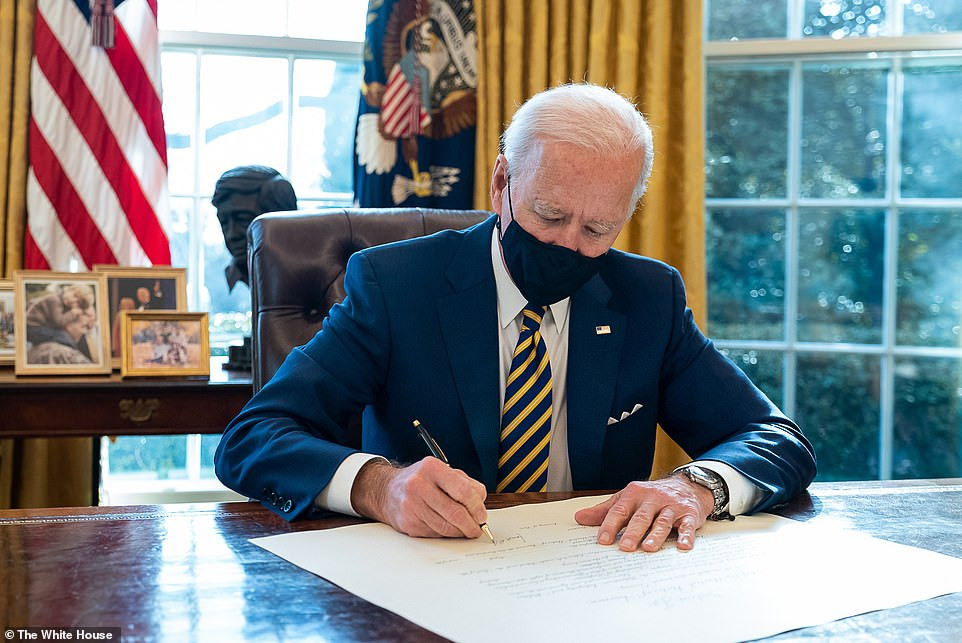 Tổng thống Joe Biden ký ủy nhiệm cho Tướng nghỉ hưu Lloyd Austin làm Bộ trưởng Quốc phòng ngày 22/1.