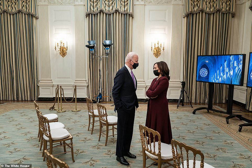 Tổng thống Biden nói chuyện với Phó Tổng thống Kamala Harris trong phòng ăn Nhà Trắng ngày 21/1.
