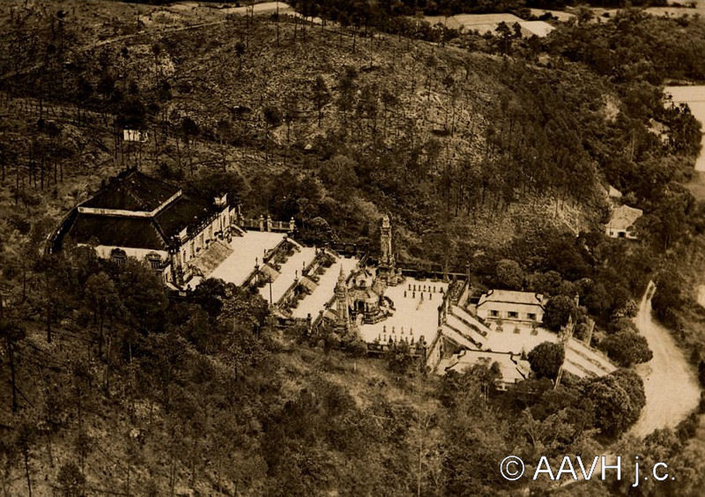 Lăng Khải Định nhìn từ mặt bên trong bức không ảnh năm 1936. Về tổng thể, lăng là một khối hình chữ nhật vươn lên cao có 127 bậc cấp. Tương truyền, Khải Định đã tham khảo nhiều tấu trình của các thầy địa lý, cuối cùng chọn triền núi Châu Chữ làm vị trí để xây cất lăng mộ.