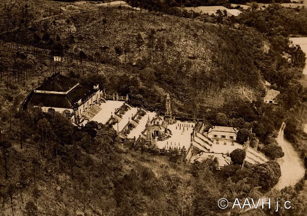 Lăng Khải Định nhìn từ mặt bên trong bức không ảnh năm 1936. Về tổng thể, lăng là một khối hình chữ nhật vươn lên cao có 127 bậc cấp. Tương truyền, Khải Định đã tham khảo nhiều tấu trình của các thầy địa lý, cuối cùng chọn triền núi Châu Chữ làm vị trí để xây cất lăng mộ.