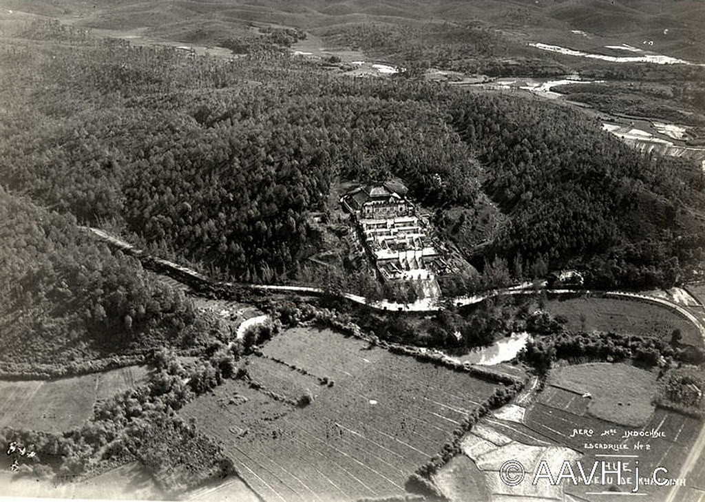 Ảnh chụp năm 1935, thể hiện toàn cảnh núi Châu Chữ với khu lăng mộ bề thế nằm ở giữa. Lăng khởi công ngày 4/ 9/1920, việc xây dựng kéo dài suốt 11 năm mới hoàn tất. Tham gia xây dựng lăng có rất nhiều thợ nghề và nghệ nhân nổi tiếng khắp cả nước.