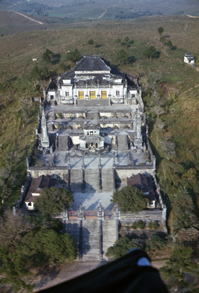 Mặt chính diện của lăng năm 1969. Về kiến trúc, công trình chịu ảnh hưởng của nhiều trường phái kiến trúc như Ấn Độ giáo, Phật giáo, Roman, Gothique… Điều này là kết quả của sự giao thoa văn hóa Đông – Tây trong buổi giao thời của lịch sử và cả cá tính của vua Khải Định.