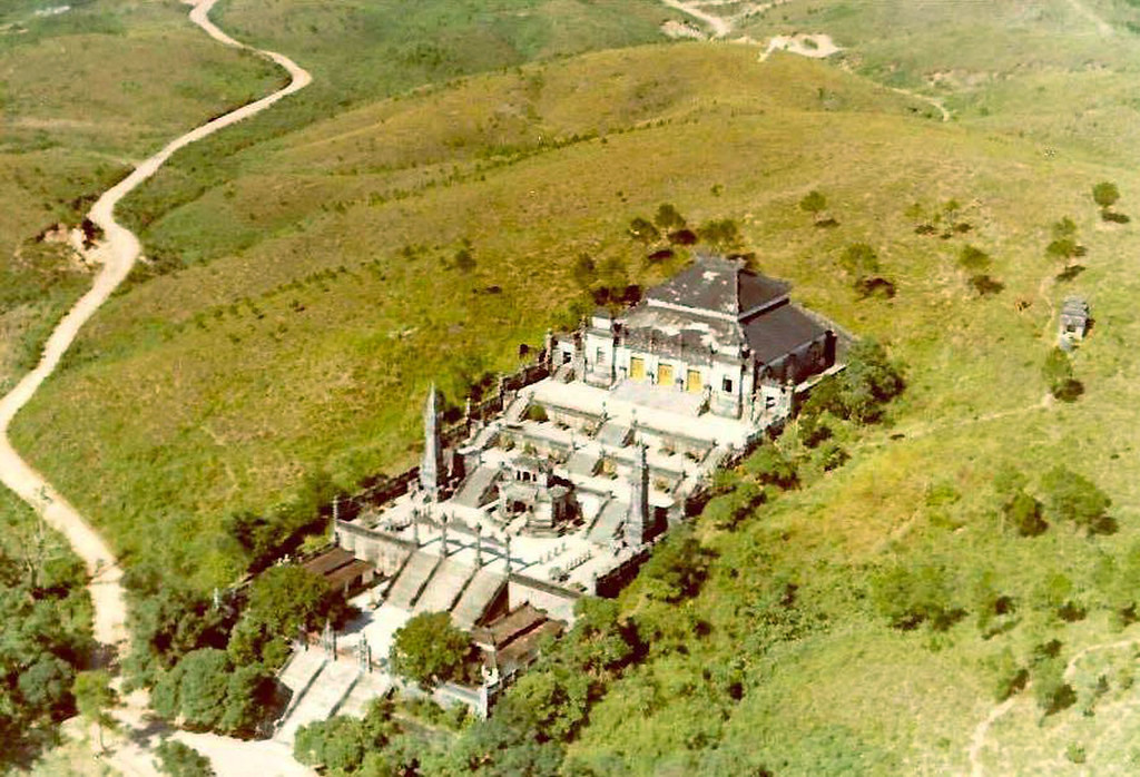 Góc nhìn xiên về lăng Khải Định năm 1971-1972.