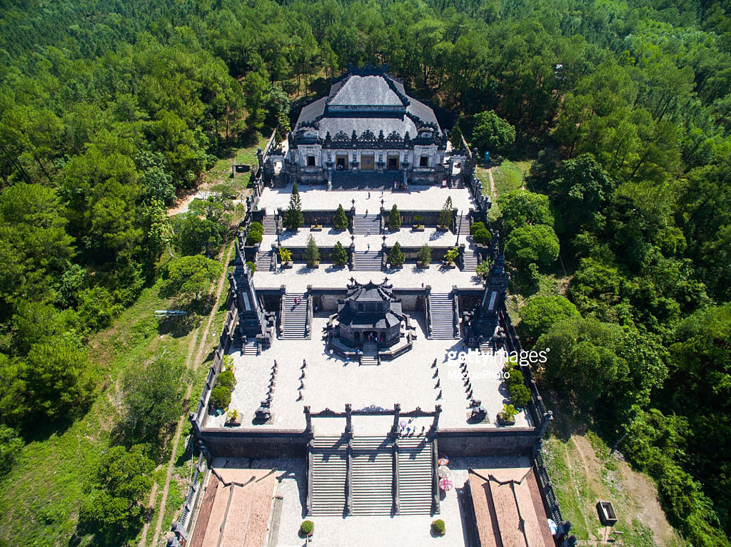 Cùng góc chụp của bức ảnh trước, nhưng ở thời điểm hiện tại. Có thể thấy kiến trúc lăng không có gì thay đổi, nhưng cây cối bên ngoài khuôn viên có phần rậm rạp hơn. Ảnh: Getty.