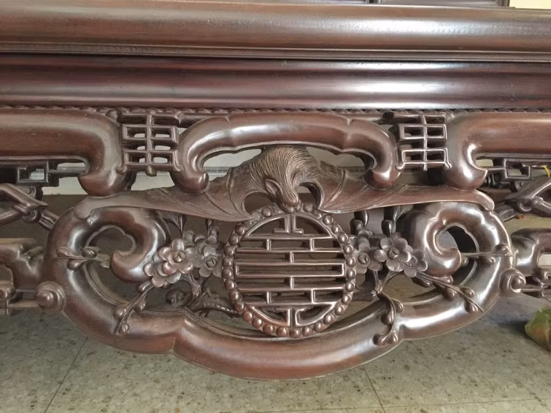 Còn con dơi ngậm chữ thọ thể hiện mong muốn có cuộc sống trường thọ, an bình cho tới ngày cuối cùng của cuộc đời...