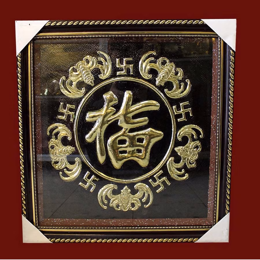 Ở một số công trình cổ như đình, đền, miếu, lăng mộ... con dơi xuất hiện như một linh vật, thể hiện qua các họa tiết trang trí kiến trúc. Phổ biến là hình tượng 5 con dơi chụm vào thành vòng tròn, được gọi là "Ngũ Phúc".