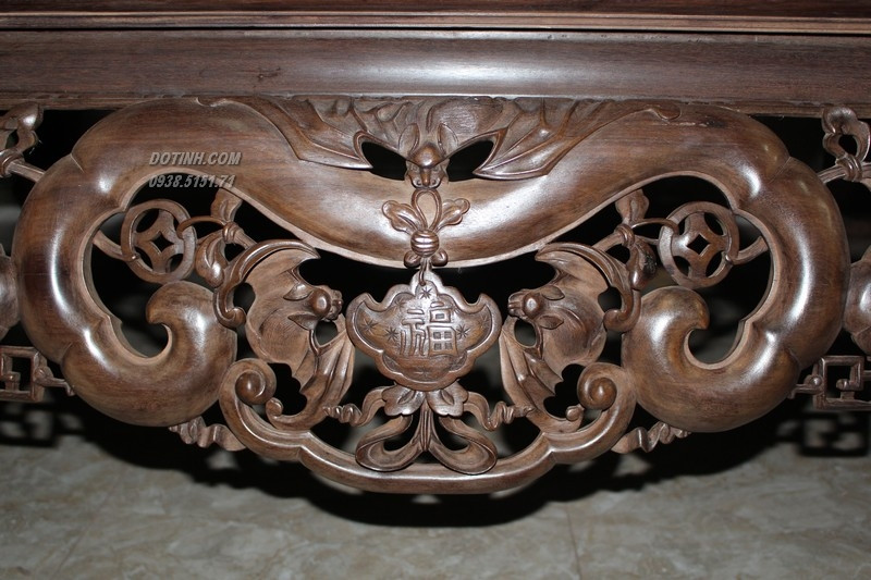 Cụ thể, hình ảnh con dơi ngậm khánh đá tạo thành chữ "phúc khánh", có ý nghĩa là mang lại niềm hạnh phúc, an lạc, ấm no cho muôn người.