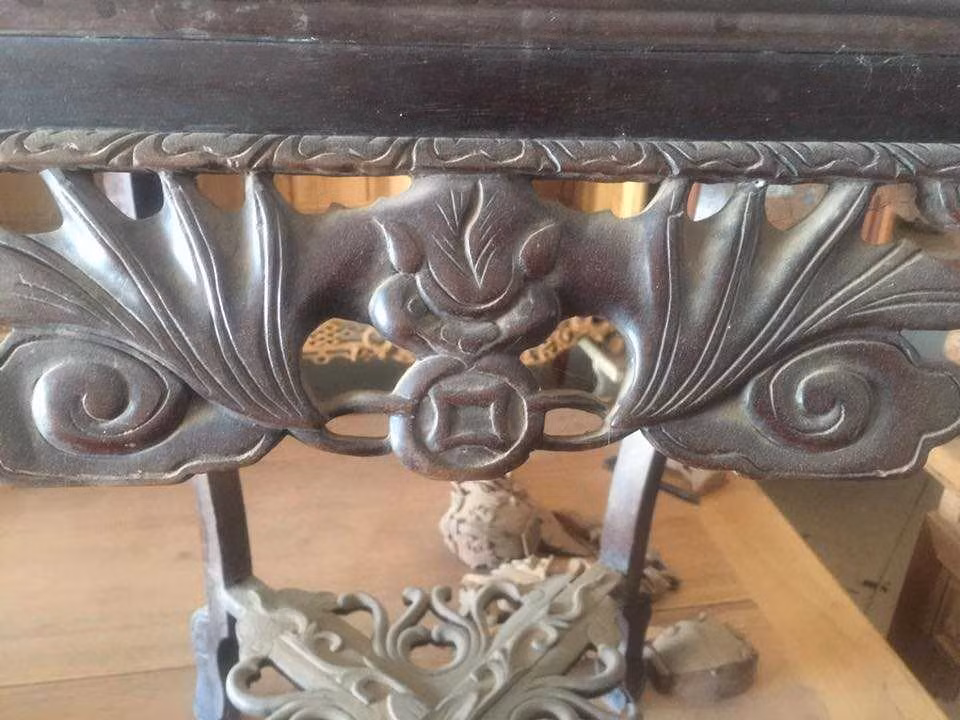 Ngoài ra còn các mô típ con dơi tung cánh bay miệng ngậm đồng tiền lớn hay ngậm khánh đá, ngậm chữ thọ, ngậm hoa cúc... mang những hàm ý khác nhau.