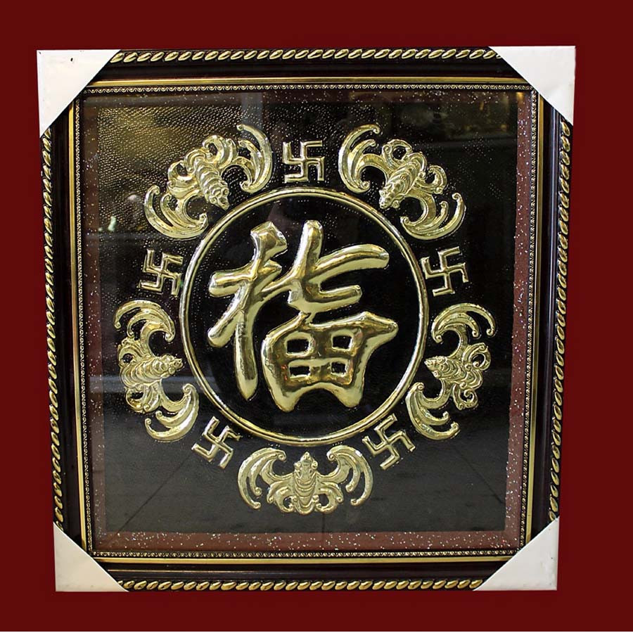 Ở một số công trình cổ như đình, đền, miếu, lăng mộ... con dơi xuất hiện như một linh vật, thể hiện qua các họa tiết trang trí kiến trúc. Phổ biến là hình tượng 5 con dơi chụm vào thành vòng tròn, được gọi là "Ngũ Phúc".