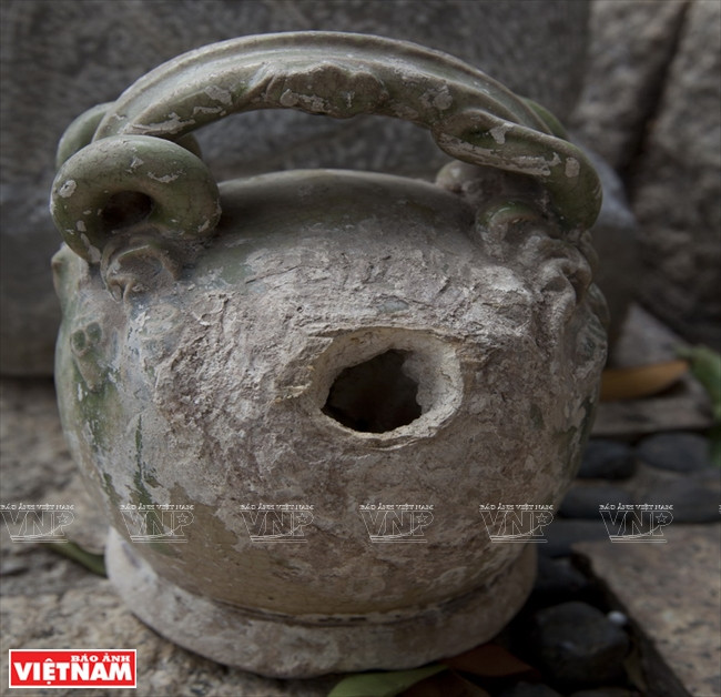 Trải qua quá trình sử dụng lâu dài, bình vôi đặc ruột vì bị vôi lâu ngày đóng cứng lại và không dùng được nữa. Khi đó “ông” bình vôi sẽ được “tiễn đưa” tương tự như với bình vôi bị sứt mẻ. Ảnh: Báo ảnh Việt Nam.