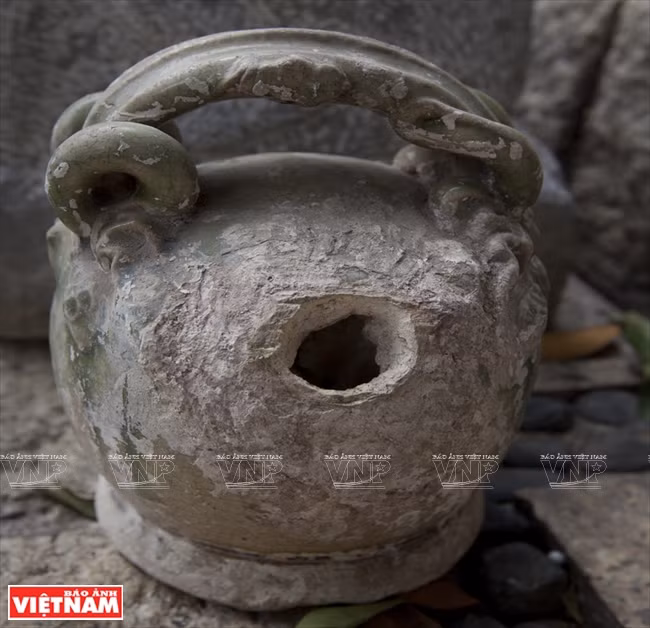 Trải qua quá trình sử dụng lâu dài, bình vôi đặc ruột vì bị vôi lâu ngày đóng cứng lại và không dùng được nữa. Khi đó “ông” bình vôi sẽ được “tiễn đưa” tương tự như với bình vôi bị sứt mẻ. Ảnh: Báo ảnh Việt Nam.