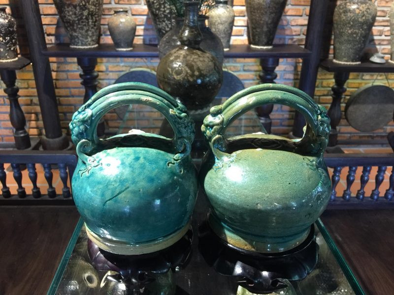 Vì vậy mà bình vôi thường được đặt ở một vị trí trang trọng và được lưu giữ rất cẩn thận. Nếu lỡ bị hư hại, sứt mẻ thì người ta không đem bình vôi vứt đi mà đem treo ở gốc đa hoặc đưa ra nghĩa địa đặt lên mộ tiền nhân.