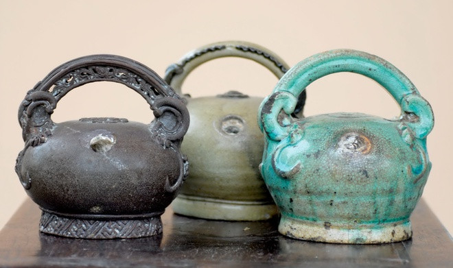 Những chiếc bình vôi cổ từng được người xưa sử dụng thì trở thành đối tượng sưu tầm có giá trị cao, được nhiều tay chơi hoài cổ săn lùng... Ảnh: Zing.