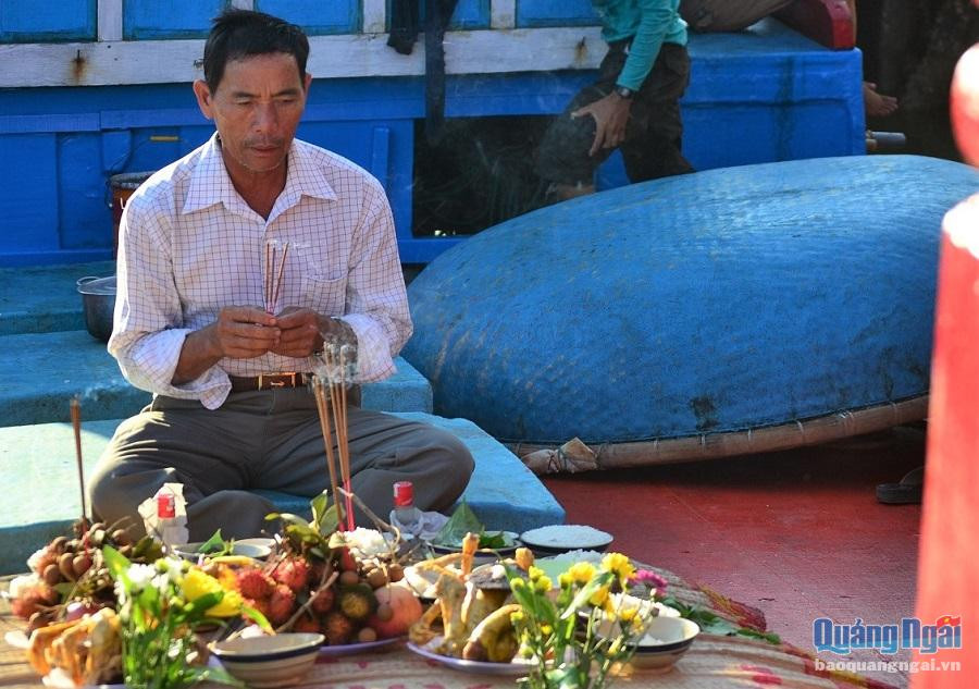Ở vùng ven biển miền Trung, vào chiều 30 Tết, các gia đình ngư dân sẽ chuẩn bị hai mâm cỗ, một để thực hiện nghi lễ cúng gia tiên và một cúng tại thuyền đánh cá của gia đình, cầu mong một mùa cá bội thu, mưa thuận, gió hòa. Ảnh: Báo Quảng Ngãi.
