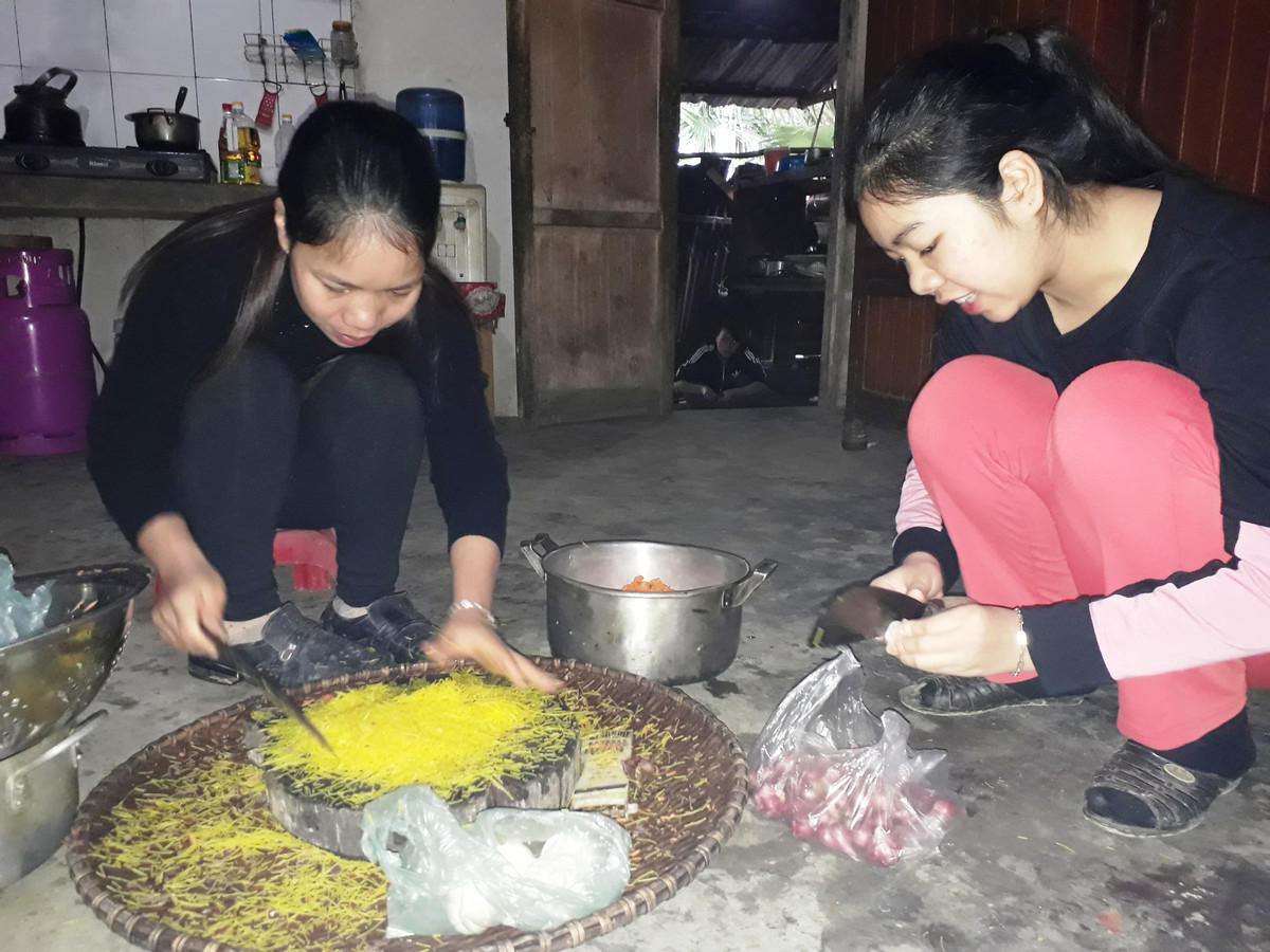 Người Nguồn ở tỉnh Quảng Bình có tục “giỗ sống” vào ngày cuối năm. Vào ngày nay, con cháu trong nhà sẽ chuẩn bị một mâm cơm báo hiếu cho ông bà, cha mẹ. Các thành viên của gia đình sẽ dùng bữa trong một bầu không khí vô cùng ấm cúng. Ảnh: Người Đưa Tin.