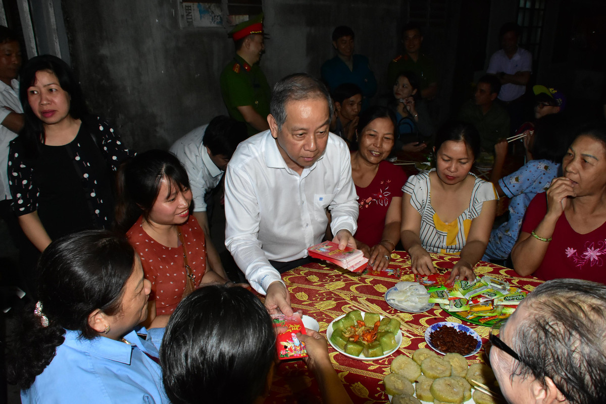 Những gia đình sống ở Huế từ lâu đời thường kiêng kỵ việc ra khỏi nhà trước và sau thời khắc giao thừa. Khoảng thời gian này là được họ dùng để để quây quần bên gia đình và làm lễ cúng tổ tiên. Ảnh: Báo Tổ Quốc.