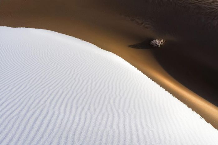 Hình ảnh độc đáo trên sa mạc Badain Jaran ở Trung Quốc.