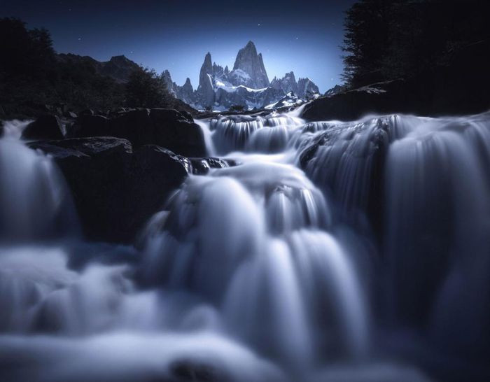 Dòng thác trong đêm ở Monte Fitz Roy, vùng núi Patagonia, nằm giữa biên giới Argentina và Chile.
