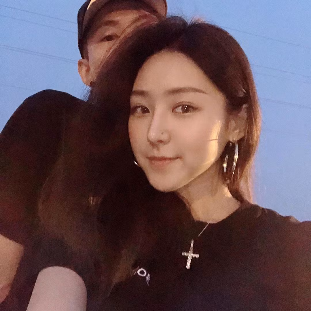 Hot girl xứ Đài đã có bạn trai. Tại trang cá nhân, Joanne không ngại chia sẻ hình ảnh lãng mạn khi cùng nửa kia đi du lịch, ăn uống cùng bạn bè.