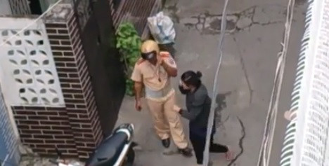 CSGT vẫn kiên quyết xử phạt tại chỗ bất chấp người phụ nữ xin xỏ, khóc lóc.