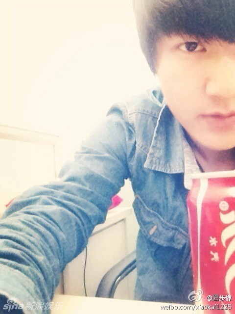 Từ đôi mắt, mái tóc, mũi, miệng của chàng trai này đều được cho là rất giống Lee Min Ho.