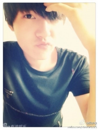 Hiện tại, cư dân mạng Trung Quốc đang mở ra những cuộc bình chọn xem anh chàng này có thực sự giống với Lee Min Ho hay không.