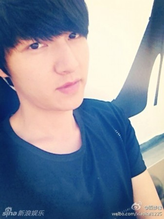 Dân mạng dựa vào những bức ảnh anh chàng này đăng trên Weibo để tìm thêm thông tin.