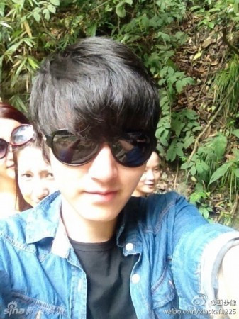 Các thành viên mạng mở ra rất nhiều chủ đề trên các diễn đàn, mạng xã hội để chia sẻ hình ảnh, thông tin về chàng trai này.