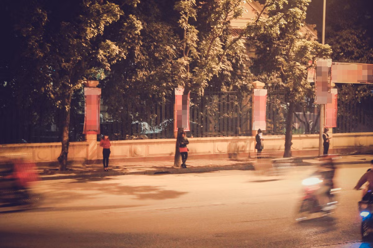 Ghi nhận của Kiến Thức lúc 22h đêm 24/12, trong khi người người đổ ra đường tận hưởng không khí Giáng sinh, trên các tuyến phố Trần Khánh Dư, Phạm Văn Đồng, Nguyễn Xiển... gái đứng đường vẫn chờ đợi "kiếm cơm".