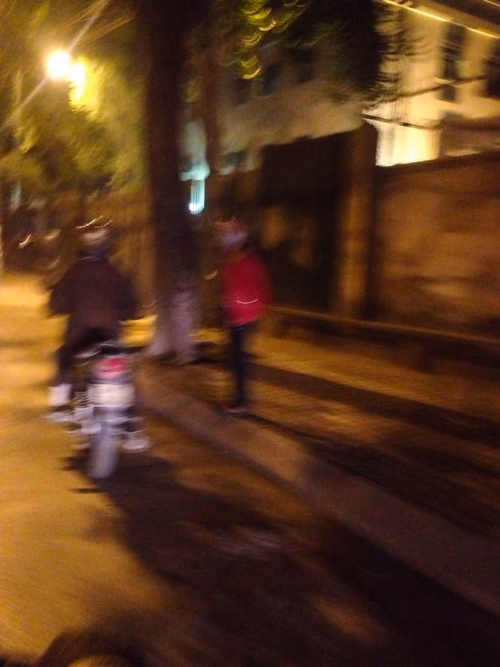 Chỉ cần thấy khách nam giới đi ngang qua, những cô gái ngay lập tức tiếp cận mời chào.