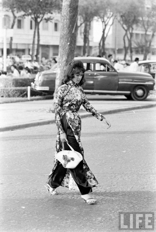 Áo dài chít eo ra đời khoảng năm 1960 - 1970 với eo được thít rất chặt để tôn lên vòng 1 của các cô gái. Chiếc áo ra đời thách thức quan điểm truyền thống để trở nên thời thượng.