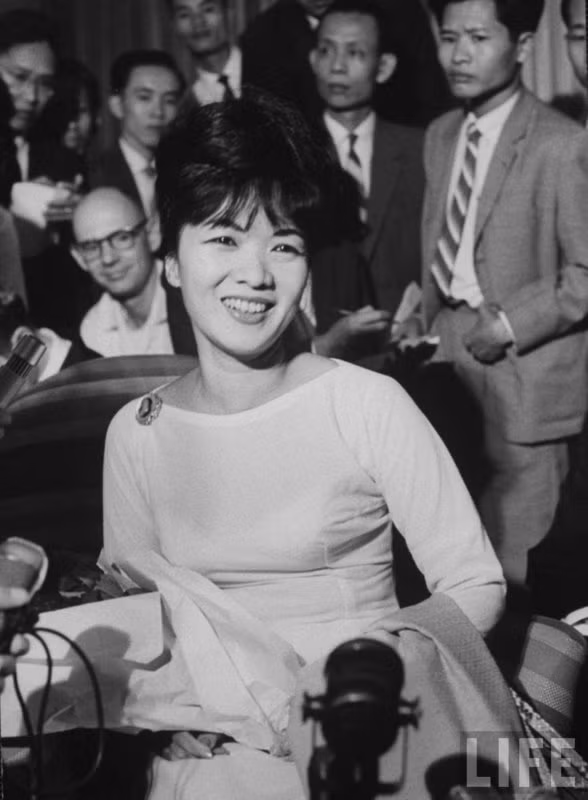 Chiếc áo do Trần Lệ Xuân thiết kế với chi tiết cổ thuyền, nghĩa là bỏ đi chiếc cổ truyền thống vấp phải sự phản đối mạnh mẽ do đi ngược lại thuần phong mỹ tục. Chiếc áo này còn được gọi là Áo dài bà Nhu.