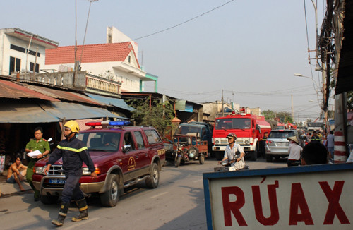 Phòng cảnh sát PCCC quận 9 nhanh chóng điều phương tiện, lực lượng đến hiện trường tham gia chữa cháy.