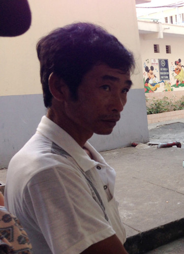 Ông Nguyễn Văn Thanh vô cùng lo lắng cho tình trạng sức khỏe của con trai mình.
